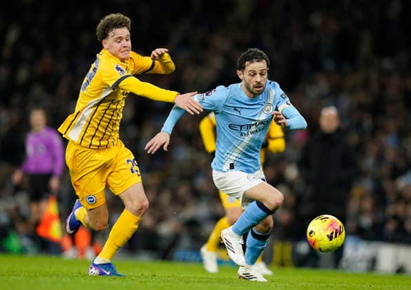 Manchester, England, 7th January 2026. Maxim De Cuyper of Brighton tussles with Bernardo Silva of Manchester City during the Manchester City vs Brighton and Hove Albion Premier League match at the Etihad Stadium, Manchester. Picture credit should read: Andrew Yates Sportimage EDITORIAL USE ONLY. No use with unauthorised audio, video, data, fixture lists, club league logos or live services. Online in-match use limited to 120 images, no video emulation. No use in betting, games or single club league player publications. SPI_027_AY_Man_City_Brighton SPI-4435-0026