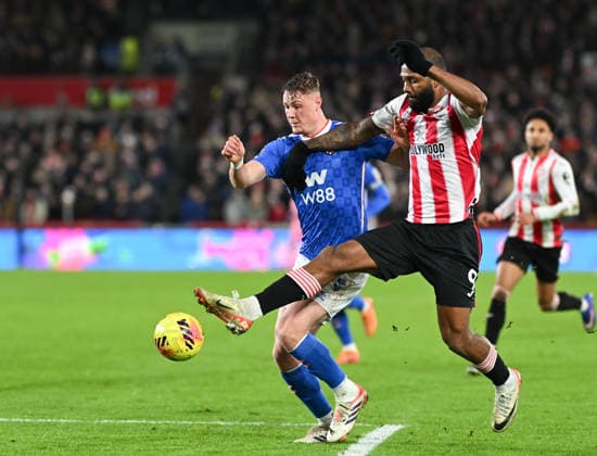 Brentford v Sunderland Premier League Dan Ballard of Sunderland and Igor Thiago of Brentford battle for the ball during the Premier League match at the Gtech Community Stadium, Brentford 07 01 2026 UK Newspapers OUT Copyright: xNigelxBramleyx FIL-22756-0033