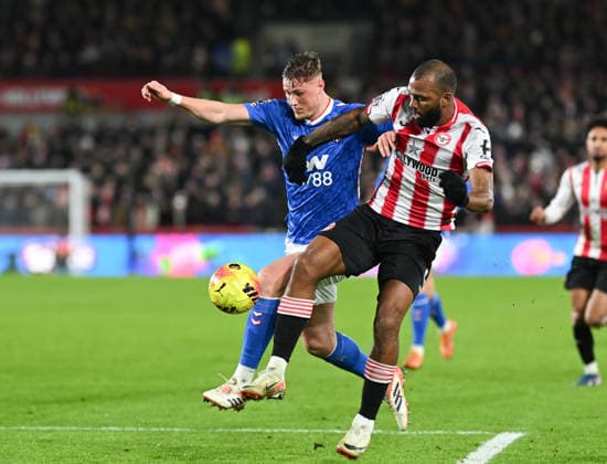 Brentford v Sunderland Premier League Dan Ballard of Sunderland and Igor Thiago of Brentford battle for the ball during the Premier League match at the Gtech Community Stadium, Brentford 07 01 2026 UK Newspapers OUT Copyright: xNigelxBramleyx FIL-22756-0035