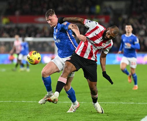 Brentford v Sunderland Premier League Dan Ballard of Sunderland and Igor Thiago of Brentford battle for the ball during the Premier League match at the Gtech Community Stadium, Brentford 07 01 2026 UK Newspapers OUT Copyright: xNigelxBramleyx FIL-22756-0038