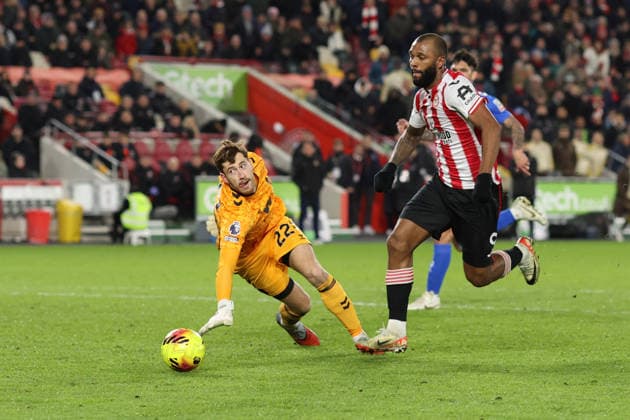 Brentford v Sunderland 07 January 2026, London - Premier League Football - Brentford v Sunderland - Igor Thiago of Brentford goes past Sunderland goalkeeper Robin Roefs in the act of scoring the opening goal of the match - Photo: Charlotte Wilson Offside. London UK Copyright: xCharlottexWilsonx xOffsidexOffside