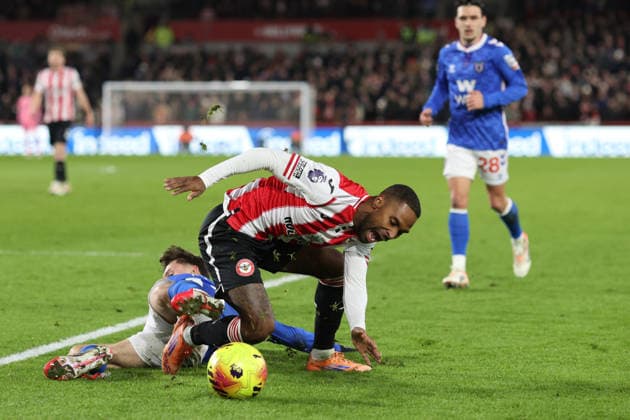 Brentford v Sunderland 07 January 2026, London - Premier League Football - Brentford v Sunderland -Chris Rigg of Sunderland tackles Rico Henry of Brentford - Photo: Charlotte Wilson Offside. London UK Copyright: xCharlottexWilsonx xOffsidexOffside