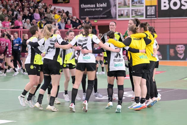 Siegerkreis des BVB Borussia Dortmund Handball nach dem 32:39 Sieg in Tuebingen gegen die TusSies TusSies Metzingen vs. BVB Borussia Dortmund Handball, Handball, Alsco HBF, 12.Ligaspieltag, Saison 2025 2026, 07.01.2026 TusSies Metzingen vs. BVB Borussia Dortmund Handball, Handball, Alsco HBF, 12.Ligaspieltag, Saison 2025 2026, 07.01.2026 Tuebingen Copyright: xEibner-Pressefoto TobiasxBaurx EP_TBR
