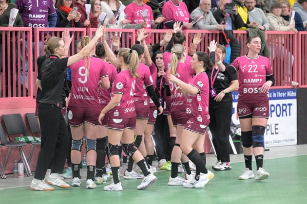 enttaeuscht enttaeuschung bei den TusSies nach der 32:39 Niederlagen gegen den BVB Borussia Dortmund Handball TusSies Metzingen vs. BVB Borussia Dortmund Handball, Handball, Alsco HBF, 12.Ligaspieltag, Saison 2025 2026, 07.01.2026 TusSies Metzingen vs. BVB Borussia Dortmund Handball, Handball, Alsco HBF, 12.Ligaspieltag, Saison 2025 2026, 07.01.2026 Tuebingen Copyright: xEibner-Pressefoto TobiasxBaurx EP_TBR