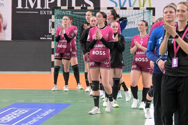 Santina Sabatnig (TusSies Metzingen, 18) bedanken sich bei den Fans TusSies Metzingen vs. BVB Borussia Dortmund Handball, Handball, Alsco HBF, 12.Ligaspieltag, Saison 2025 2026, 07.01.2026 TusSies Metzingen vs. BVB Borussia Dortmund Handball, Handball, Alsco HBF, 12.Ligaspieltag, Saison 2025 2026, 07.01.2026 Tuebingen Copyright: xEibner-Pressefoto TobiasxBaurx EP_TBR
