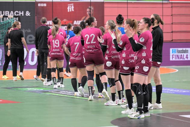 die TusSies bedanken sich bei den Fans TusSies Metzingen vs. BVB Borussia Dortmund Handball, Handball, Alsco HBF, 12.Ligaspieltag, Saison 2025 2026, 07.01.2026 TusSies Metzingen vs. BVB Borussia Dortmund Handball, Handball, Alsco HBF, 12.Ligaspieltag, Saison 2025 2026, 07.01.2026 Tuebingen Copyright: xEibner-Pressefoto TobiasxBaurx EP_TBR