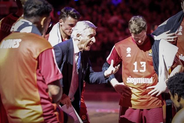Cheftrainer Svetislav Pesic (FC Bayern Muenchen Basketball) mit energischen Anweisungen an die Mannschaft, mit Andreas Obst 13 (FC Bayern Muenchen Basketball), FC Bayern Muenchen Basketball vs. Kosner Baskonia Vitoria-Gasteiz, Basketball, Maenner, Turkish Airlines EuroLeague, Regulaere Saison, Saison 2025 2026, 07.01.2026 Muenchen Bayern Deutschland