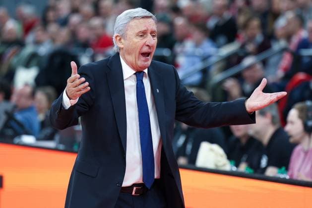 Enttaeuschung, Frust, Veraergerung bei Cheftrainer Svetislav Pesic (FC Bayern Muenchen Basketball), FC Bayern Muenchen Basketball vs. Kosner Baskonia Vitoria-Gasteiz, Basketball, Maenner, Turkish Airlines EuroLeague, Regulaere Saison, Saison 2025 2026, 07.01.2026 Muenchen Bayern Deutschland