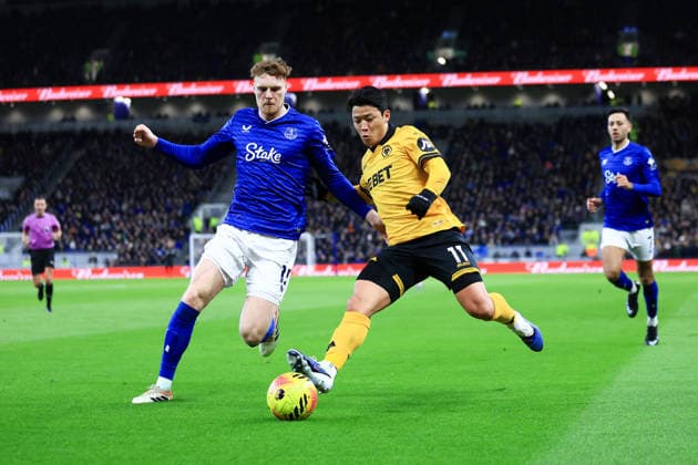 Liverpool, England, 7th January 2026. Jake O™Brien of Everton battles for possession with Hwang Hee-Chan of Wolverhampton Wanderers during the Everton vs Wolverhampton Wanderers Premier League match at Hill Dickinson Stadium, Liverpool. Picture credit should read: Jessica Hornby Sportimage EDITORIAL USE ONLY. No use with unauthorised audio, video, data, fixture lists, club league logos or live services. Online in-match use limited to 120 images, no video emulation. No use in betting, games or single club league player publications. SPI_027_JH_EVERTON_WOLVES SPI-4436-0027