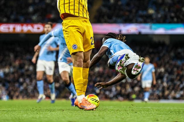 Premier League Manchester City v Brighton and Hove Albion Jeremy Doku of Manchester City goes down for a penalty during the Premier League match Manchester City vs Brighton and Hove Albion at Etihad Stadium, Manchester, United Kingdom, 7th January 2026 (Photo by Alfie Cosgrove News Images) Manchester Etihad Stadium Manchester United, ManU Kingdom Copyright: xAlfiexCosgrove NewsxImagesx