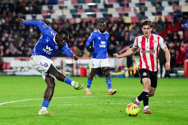 Nordi Mukiele of Sunderland goes close to scoring as he shoots from inside the area Brentford v Sunderland, Premier League, Football, Gtech Community Stadium, London, UK - 07 Jan 2026London Gtech Community Stadium United Kingdom EDITORIAL USE ONLY No use with unauthorised audio, video, data, fixture lists, club league logos or live services. Online in-match use limited to 120 images, no video emulation. No use in betting, games or single club league player publications. Copyright: xAndrewxFosker Shutterstockx 16232846al
