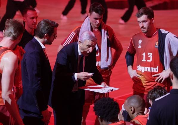 Unzufrieden . . . FCBB - Trainer Svetislav PESIC. Basketball: Bayern - Baskonia. Euroleague, FC Bayern Basketball - Kosner Baskonia Vitoria-Gasteiz, Runde 20, Saison 2025-2026, am 7.01.2026 in Muenchen, S A P G A R D E N, Deutschland. Quelle Copyright Credit : Oryk HAIST