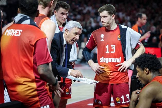 Cheftrainer Svetislav Pesic (FC Bayern Muenchen Basketball) mit energischen Anweisungen an die Mannschaft, mit Andreas Obst 13 (FC Bayern Muenchen Basketball), FC Bayern Muenchen Basketball vs. Kosner Baskonia Vitoria-Gasteiz, Basketball, Maenner, Turkish Airlines EuroLeague, Regulaere Saison, Saison 2025 2026, 07.01.2026 Muenchen Bayern Deutschland