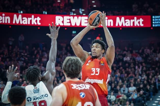 David McCormack 33 (FC Bayern Muenchen Basketball) mit einem Wurf, Aktion, FC Bayern Muenchen Basketball vs. Kosner Baskonia Vitoria-Gasteiz, Basketball, Maenner, Turkish Airlines EuroLeague, Regulaere Saison, Saison 2025 2026, 07.01.2026 Muenchen Bayern Deutschland