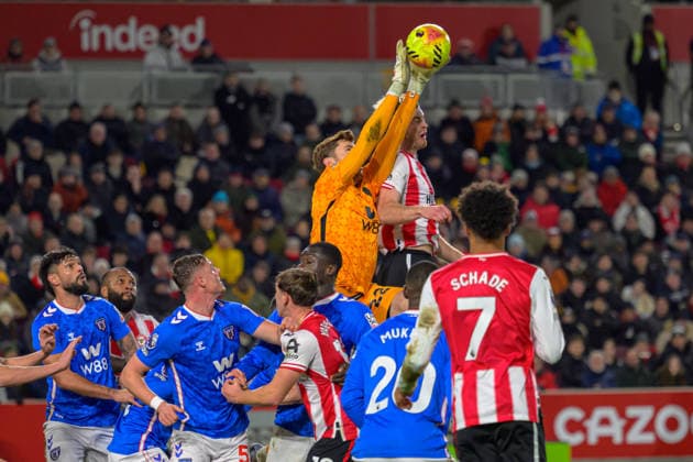 Robin Roefs (22 Sunderland) challenging for the ball from a corner during the Premier League game between Brentford vs Sunderland at Gtech Community Stadium in London , England . (Photo by Keeran Marquis Sports Press Photo SPP) Copyright: xKeeranxMarquis SPPx Sportspressphoto_SPR79383