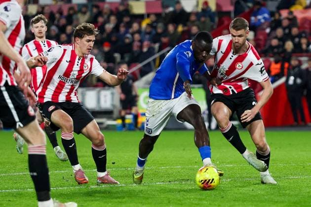 Brian Brobbey of Sunderland battles with Kristoffer Ajer of Brentford (R) Brentford v Sunderland, Premier League, Football, Gtech Community Stadium, London, UK - 07 Jan 2026London Gtech Community Stadium United Kingdom EDITORIAL USE ONLY No use with unauthorised audio, video, data, fixture lists, club league logos or live services. Online in-match use limited to 120 images, no video emulation. No use in betting, games or single club league player publications. Copyright: xAndrewxFosker Shutterstockx 16232846an