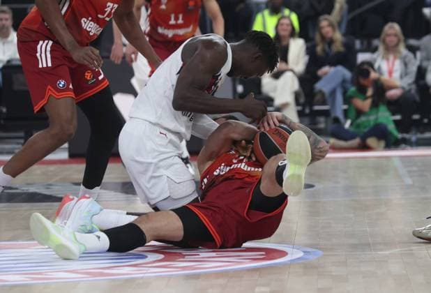 Baskonias 18 DIOP ueber Bayerns 16 Stefan JOVIC. Basketball: Bayern - Baskonia. Euroleague, FC Bayern Basketball - Kosner Baskonia Vitoria-Gasteiz, Runde 20, Saison 2025-2026, am 7.01.2026 in Muenchen, S A P G A R D E N, Deutschland. Quelle Copyright Credit : Oryk HAIST