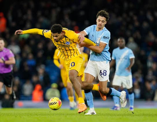 Manchester, England, 7th January 2026. Georginio Rutter of Brighton tussles with Max Alleyne of Manchester City during the Manchester City vs Brighton and Hove Albion Premier League match at the Etihad Stadium, Manchester. Picture credit should read: Andrew Yates Sportimage EDITORIAL USE ONLY. No use with unauthorised audio, video, data, fixture lists, club league logos or live services. Online in-match use limited to 120 images, no video emulation. No use in betting, games or single club league player publications. SPI_039_AY_Man_City_Brighton SPI-4435-0041