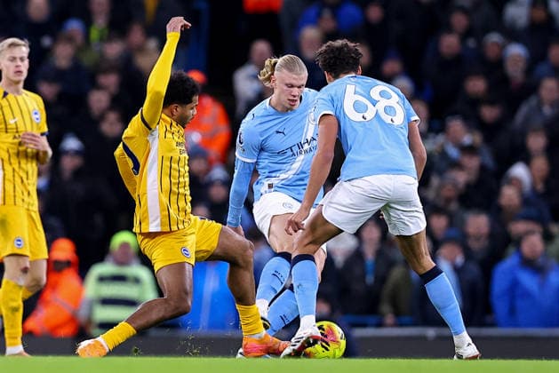 Manchester City v Brighton & Hove Albion, Premier League Georginio Rutter of Brighton and Hove Albion and Erling Haaland of Manchester City battle for possession during the Manchester City v Brighton & Hove Albion Premier League match at the Etihad Stadium, Manchester, England on 7 January 2026 Credit: Ryan Crockett Every Second Media Editorial use only. All images are copyright Every Second Media Limited. No images may be reproduced without prior permission. All rights reserved. Premier League and Football League images are subject to licensing agreements with Football DataCo Limited. see https: www.football-dataco.com Copyright: xIMAGO EveryxSecondxMediax ESM-1739-0033 RyanxCrockettx xEveryxSecondxMediax