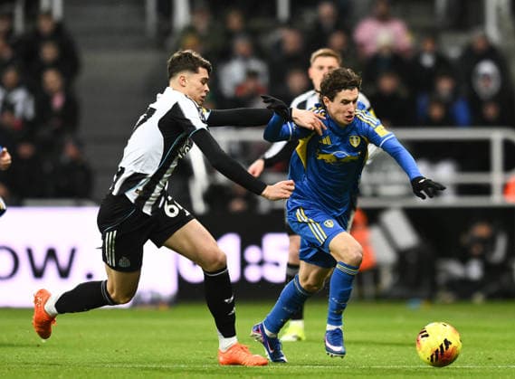 Brenden Aaronson of Leeds United fends off Lewis Miley of Newcastle United Copyright: xRichardxLee SportsxPressxPhotox Sportspressphoto_SPR79386