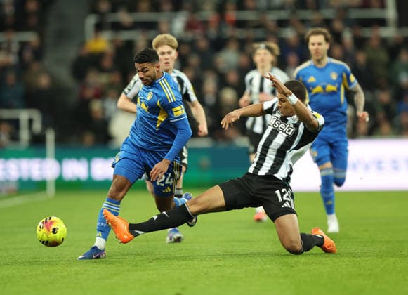 Newcastle Upon Tyne, England, 7th January 2026. Malick Thiaw (R) of Newcastle United in action with James Justin of Leeds United during the Newcastle United vs Leeds United Premier League match at St. James Park, Newcastle Upon Tyne. Picture credit should read: Nigel Roddis Sportimage EDITORIAL USE ONLY. No use with unauthorised audio, video, data, fixture lists, club league logos or live services. Online in-match use limited to 120 images, no video emulation. No use in betting, games or single club league player publications. SPI_017_NR_NEWC_LEED SPI-4438-0018