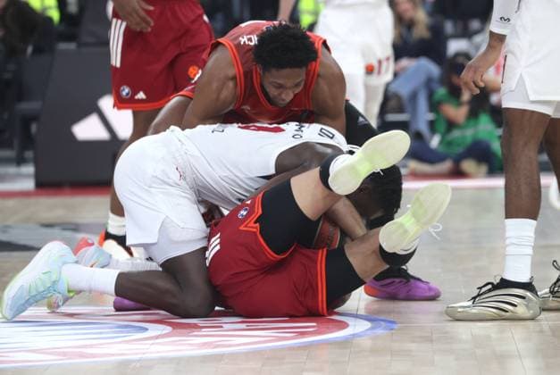 Baskonias 18 DIOP ueber Bayerns 16 Stefan JOVIC, dahinter Bayerns 33 David MACCORMACK. Basketball: Bayern - Baskonia. Euroleague, FC Bayern Basketball - Kosner Baskonia Vitoria-Gasteiz, Runde 20, Saison 2025-2026, am 7.01.2026 in Muenchen, S A P G A R D E N, Deutschland. Quelle Copyright Credit : Oryk HAIST