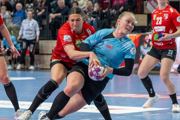 Handball Bundesliga Frauen, Saison 2025 2026 SV Union Halle-Neustadt vs.Thüringer HC Halle, Deutschland 07.Januar 2026: Im Bild:v. li. im Zweikampf Lynn Molenaar (Halle) und Rikke Hoffbeck (Thueringer HC) Halle Saale SWH Arena Sachsen-Anhalt Deutschland