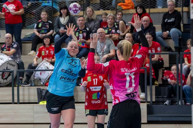 Handball Bundesliga Frauen, Saison 2025 2026 SV Union Halle-Neustadt vs.Thüringer HC Halle, Deutschland 07.Januar 2026: Im Bild:v.li.Rikke Hoffbeck (Thueringer HC) und Torhueterin Ela Szott (Halle) Halle Saale SWH Arena Sachsen-Anhalt Deutschland