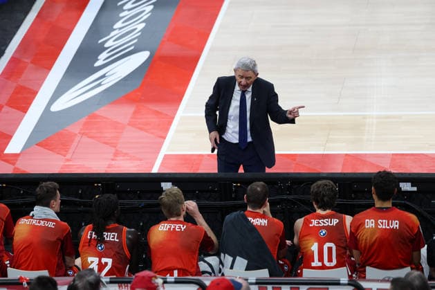 Svetislav Pesic (FC Bayern Basketball, Chef-Trainer) redet mit den Spielern auf der Bank, GER, FC Bayern Basketball vs. Kosner Baskonia Vitoria-Gasteiz, Basketball, Euroleague, 20. Spieltag, Saison 2025 2026, 07.01.2026, GER, FC Bayern Basketball vs. Kosner Baskonia Vitoria-Gasteiz, Basketball, Euroleague, 20. Spieltag, Saison 2025 2026, 07.01.2026 Muenchen Copyright: xEibner-Pressefoto JennixMaulx EP_JML