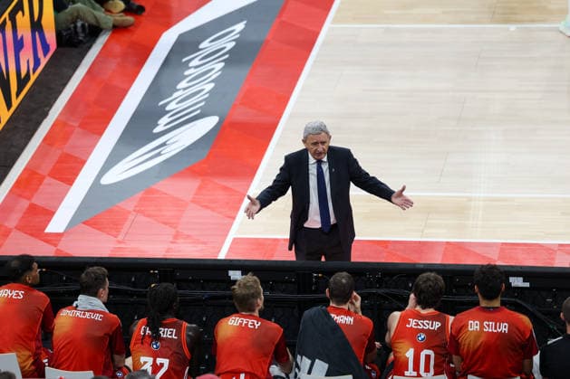 Svetislav Pesic (FC Bayern Basketball, Chef-Trainer) redet mit den Spielern auf der Bank, GER, FC Bayern Basketball vs. Kosner Baskonia Vitoria-Gasteiz, Basketball, Euroleague, 20. Spieltag, Saison 2025 2026, 07.01.2026, GER, FC Bayern Basketball vs. Kosner Baskonia Vitoria-Gasteiz, Basketball, Euroleague, 20. Spieltag, Saison 2025 2026, 07.01.2026 Muenchen Copyright: xEibner-Pressefoto JennixMaulx EP_JML