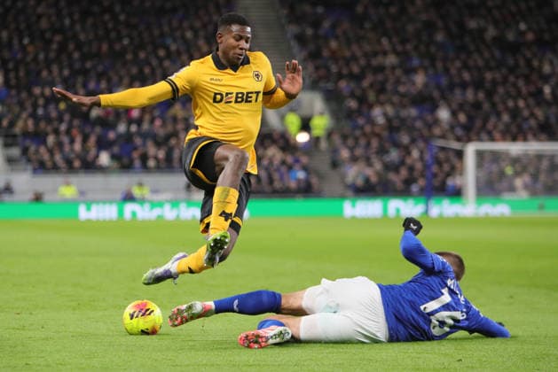 Everton v Wolverhampton Wanderers, Premier League Yerson Mosquera of Wolverhampton Wanderers and Vitalii Mykolenko of Everton during the Premier League match between Everton and Wolverhampton Wanderers at Hill Dickinson Stadium, Liverpool, UK on 7 January 2026. Liverpool Hill Dickinson Stadium Merseyside UK Editorial use only DataCo restrictions apply See www.football-dataco.com , Copyright: xAlunxRobertsx PSI-23540-0027