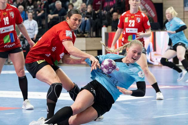 Handball Bundesliga Frauen, Saison 2025 2026 SV Union Halle-Neustadt vs.Thüringer HC Halle, Deutschland 07.Januar 2026: Im Bild:v. li. im Zweikampf Lynn Molenaar (Halle) und Rikke Hoffbeck (Thueringer HC) Halle Saale SWH Arena Sachsen-Anhalt Deutschland