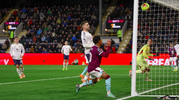 Burnley v Manchester United, ManU Premier League GOAL 1-0 Burnley defender Bashir Humphreys (12) scores a goal as his cross loops over the Manchester United defence to make the score 1-0 during the Premier League match between Burnley and Manchester United at Turf Moor, Burnley, UK on 7 January 2026. Editorial use only DataCo restrictions apply See www.football-dataco.com , Copyright: xSimonxDaviesx PSI-23534-0020