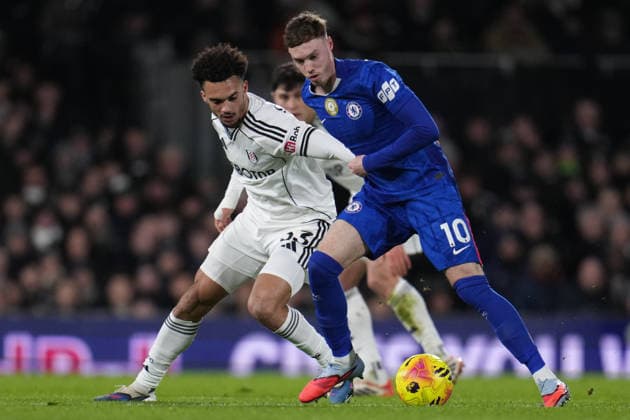 Premier League Fulham v Chelsea Cole Palmer of Chelsea holds off Antonee Robinson of Fulham during the Premier League match Fulham vs Chelsea at Craven Cottage, London, United Kingdom, 7th January 2026 (Photo by Harvey Murphy News Images) Copyright: xHarveyxMurphy NewsxImagesx