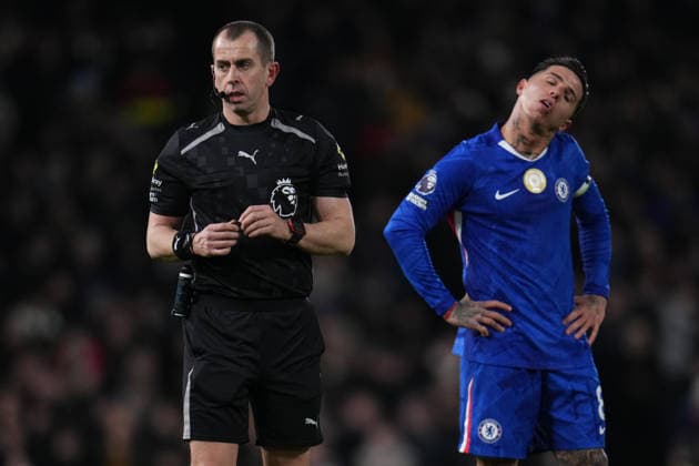 Premier League Fulham v Chelsea Enzo Fernandez of Chelsea waits for referee to make decision on Fulham goal during the Premier League match Fulham vs Chelsea at Craven Cottage, London, United Kingdom, 7th January 2026 (Photo by Harvey Murphy News Images) Copyright: xHarveyxMurphy NewsxImagesx