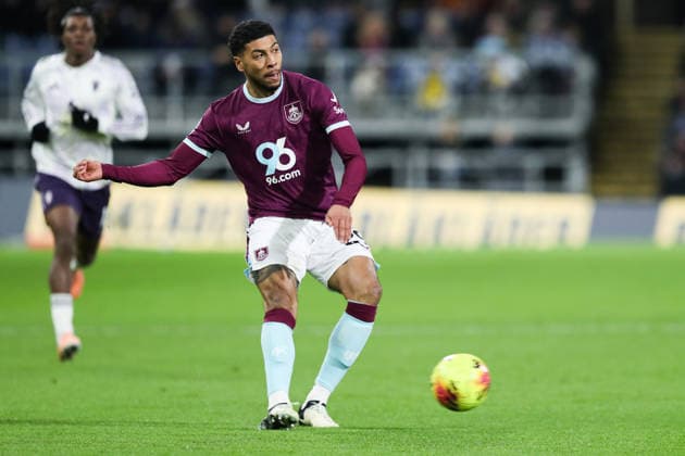 Premier League Burnley v Manchester United, ManU Josh Laurent of Burnley with ball at his feet during the Premier League match Burnley vs Manchester United at Turf Moor, Burnley, United Kingdom, 7th January 2026 (Photo by Jorge Horsted News Images) Burnley Turf Moor Lancashire United Kingdom Copyright: xJorgexHorsted NewsxImagesx