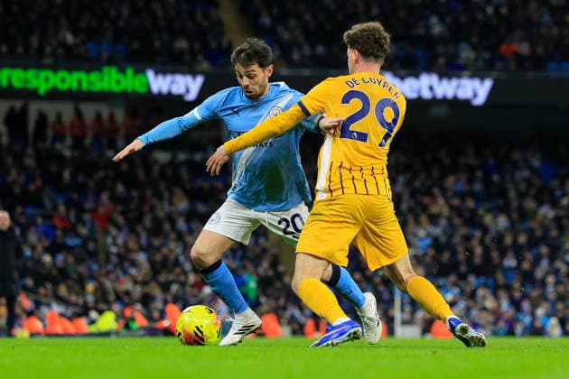 Manchester City v Brighton and Hove Albion, Premier League Bernardo Silva (20) of Manchester City is challenged by Maxim De Cuyper (29) of Brighton & Hove Albion during the Premier League match between Manchester City and Brighton and Hove Albion at the Etihad Stadium, Manchester, UK on 7 January 2026. Manchester Etihad Stadium Manchester UK Editorial use only DataCo restrictions apply See www.football-dataco.com , Copyright: xConorxMolloyx PSI-23536-0044