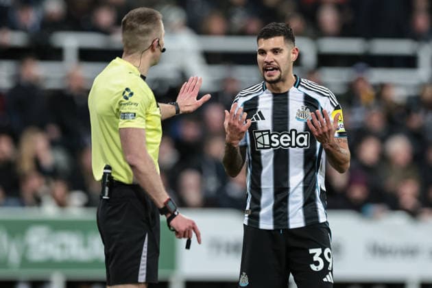 Premier League Newcastle United v Leeds United Bruno Guimaraes of Newcastle Untied has words with Referee Michael Salisbury after Fabian Schar™s goal is disallowed during the Premier League match Newcastle United vs Leeds United at St. James s Park, Newcastle, United Kingdom, 7th January 2026 (Photo by Mark Cosgrove News Images) Newcastle St. James s Park Tyne and Wear United Kingdom Copyright: xMarkxCosgrove NewsxImagesx