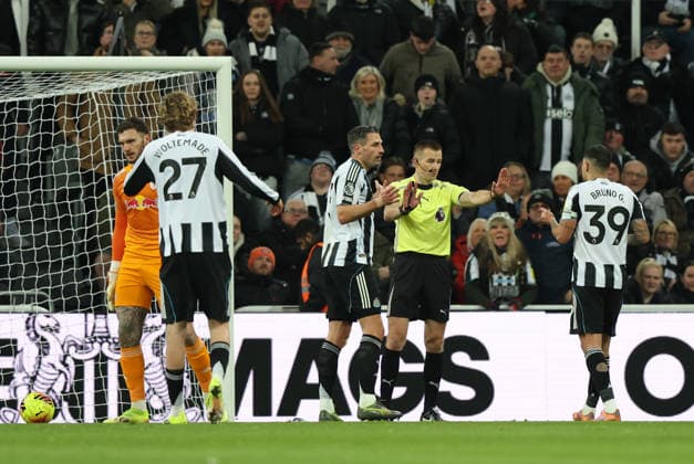 Newcastle Upon Tyne, England, 7th January 2026. Fabian Schar (C) of Newcastle United reacts with referee M ichael Salisbury after his goal was disallowed during the Newcastle United vs Leeds United Premier League match at St. James Park, Newcastle Upon Tyne. Picture credit should read: Nigel Roddis Sportimage EDITORIAL USE ONLY. No use with unauthorised audio, video, data, fixture lists, club league logos or live services. Online in-match use limited to 120 images, no video emulation. No use in betting, games or single club league player publications. SPI_018_NR_NEWC_LEED SPI-4438-0019