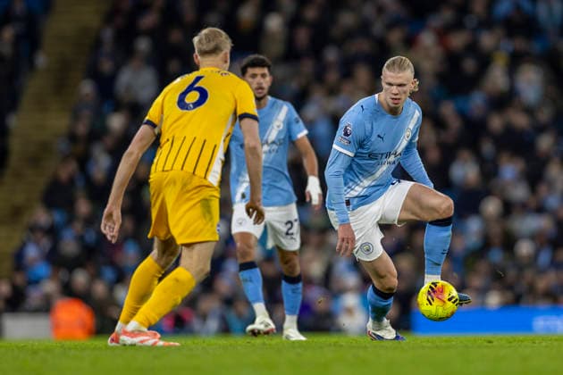 7th January 2026; Etihad Stadium, Manchester, Lancashire, England; Premier League Football, Manchester City versus Brighton and Hove Albion; Erling Haland of Manchester City under pressure from Jan Paul van Heckle of Brighton  TimxWilliams Content restricted for UK based newspaper
