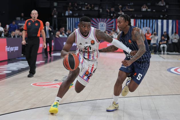 ISTANBUL, TURKEY - JANUARY 7: Saben Lee (5) of Anadolu Efes and Yakuba Outtara (24) of Paris Basketball in action during the EuroLeague Regular Season Round 20 match between Anadolu Efes Istanbul and Paris Basketball at Turkcell Basketball Development Center on January 7, 2026 in Istanbul, Turkey. (Photo by Seskimphoto ) Anadolu Efes Istanbul v Paris Basketball - Euroleague 2025 2026 