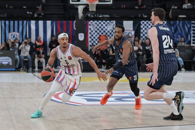 ISTANBUL, TURKEY - JANUARY 7: Jordan Loyd (R) of Anadolu Efes and Justin Robinson (L) of Paris Basketball in action during the EuroLeague Regular Season Round 20 match between Anadolu Efes Istanbul and Paris Basketball at Turkcell Basketball Development Center on January 7, 2026 in Istanbul, Turkey. (Photo by Seskimphoto ) Anadolu Efes Istanbul v Paris Basketball - Euroleague 2025 2026 