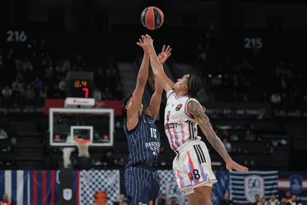 ISTANBUL, TURKEY - JANUARY 7: PJ Dozier (15) of Anadolu Efes and Jared Rhoden (8) of Paris Basketball in action during the EuroLeague Regular Season Round 20 match between Anadolu Efes Istanbul and Paris Basketball at Turkcell Basketball Development Center on January 7, 2026 in Istanbul, Turkey. (Photo by Seskimphoto ) Anadolu Efes Istanbul v Paris Basketball - Euroleague 2025 2026 
