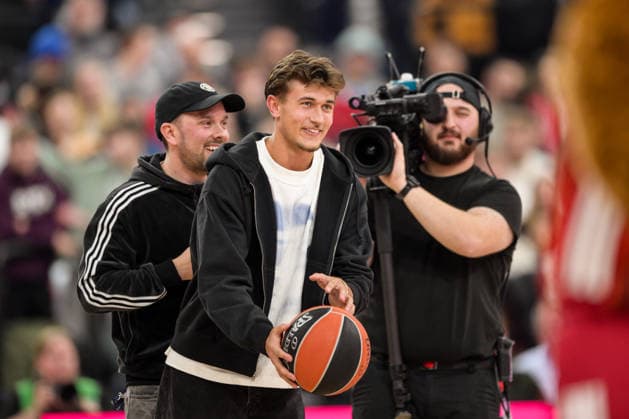 Basketball, Euroleague, 20260107, FC Bayern München - Kosner Baskonia Vitoria-Gasteiz. Im Bild Tom BISCHOF (Bayern, 20) Wurf von der Mittellinie. München SAP Garden Bayern Deutschland Copyright: Passion2Press.dex xMarkusxFischex