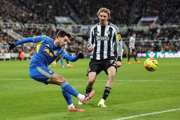 Premier League Newcastle United v Leeds United Ilia Gruev of Leeds United clears the ball up field during the Premier League match Newcastle United vs Leeds United at St. James s Park, Newcastle, United Kingdom, 7th January 2026 (Photo by Mark Cosgrove News Images) Newcastle St. James s Park Tyne and Wear United Kingdom Copyright: xMarkxCosgrove NewsxImagesx