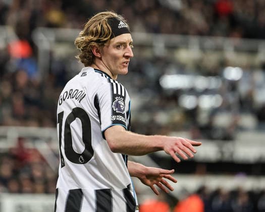 Premier League Newcastle United v Leeds United Anthony Gordon of Newcastle Untied gives his team instructions during the Premier League match Newcastle United vs Leeds United at St. James s Park, Newcastle, United Kingdom, 7th January 2026 (Photo by Mark Cosgrove News Images) Newcastle St. James s Park Tyne and Wear United Kingdom Copyright: xMarkxCosgrove NewsxImagesx