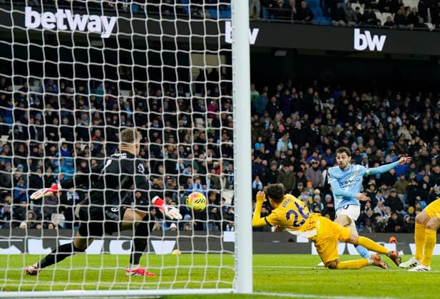 Manchester, England, 7th January 2026. Bernardo Silva of Manchester City shoots wide during the Manchester City vs Brighton and Hove Albion Premier League match at the Etihad Stadium, Manchester. Picture credit should read: Andrew Yates Sportimage EDITORIAL USE ONLY. No use with unauthorised audio, video, data, fixture lists, club league logos or live services. Online in-match use limited to 120 images, no video emulation. No use in betting, games or single club league player publications. SPI_042_AY_Man_City_Brighton SPI-4435-0042