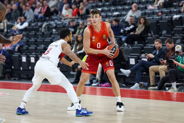 Nenad Dimitrijevic (FC Bayern Basketball, 00) mit Markquis Nowell (Baskonia Vitoria-Gasteiz, 03), GER, FC Bayern Basketball vs. Kosner Baskonia Vitoria-Gasteiz, Basketball, Euroleague, 20. Spieltag, Saison 2025 2026, 07.01.2026, GER, FC Bayern Basketball vs. Kosner Baskonia Vitoria-Gasteiz, Basketball, Euroleague, 20. Spieltag, Saison 2025 2026, 07.01.2026 Muenchen Copyright: xEibner-Pressefoto JennixMaulx EP_JML