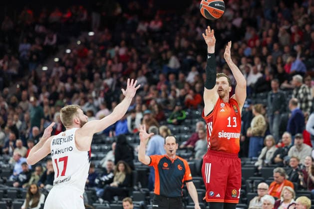 Andreas Obst (FC Bayern Basketball, 13) beim Wurf, mit Gytis Redzevicius (Baskonia Vitoria-Gasteiz, 17), GER, FC Bayern Basketball vs. Kosner Baskonia Vitoria-Gasteiz, Basketball, Euroleague, 20. Spieltag, Saison 2025 2026, 07.01.2026, GER, FC Bayern Basketball vs. Kosner Baskonia Vitoria-Gasteiz, Basketball, Euroleague, 20. Spieltag, Saison 2025 2026, 07.01.2026 Muenchen Copyright: xEibner-Pressefoto JennixMaulx EP_JML