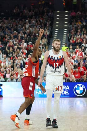 Isiaha Mike (FC Bayern Basketball, 22) bejubelt einen Treffer, mit Gytis Redzevicius (Baskonia Vitoria-Gasteiz, 17), GER, FC Bayern Basketball vs. Kosner Baskonia Vitoria-Gasteiz, Basketball, Euroleague, 20. Spieltag, Saison 2025 2026, 07.01.2026, GER, FC Bayern Basketball vs. Kosner Baskonia Vitoria-Gasteiz, Basketball, Euroleague, 20. Spieltag, Saison 2025 2026, 07.01.2026 Muenchen Copyright: xEibner-Pressefoto JennixMaulx EP_JML
